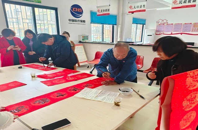 新春送福写春联，和谐邻里乐团圆——军山路社区免费送春联活动暖民心