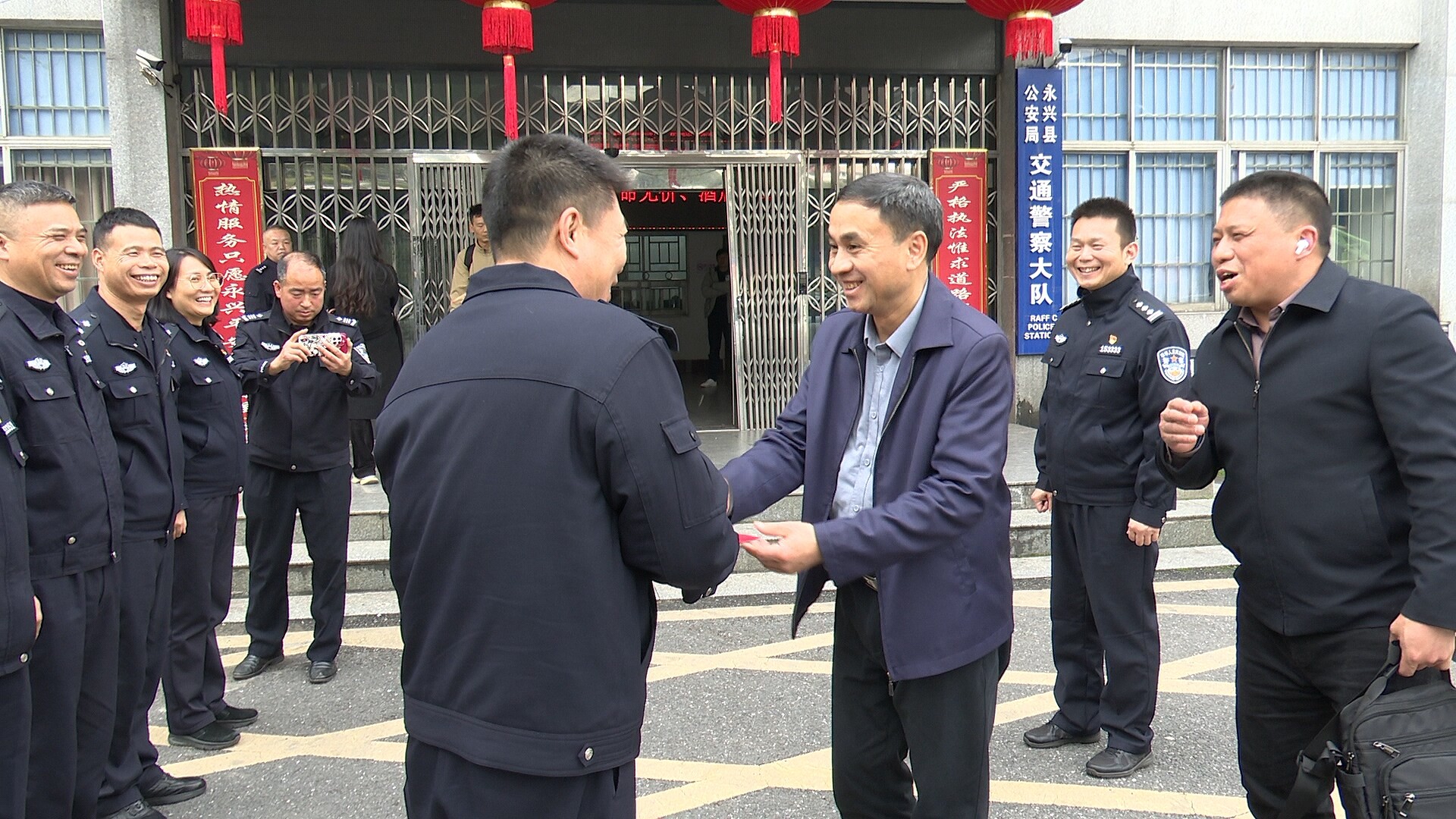 陈国斌慰问一线执勤工作人员