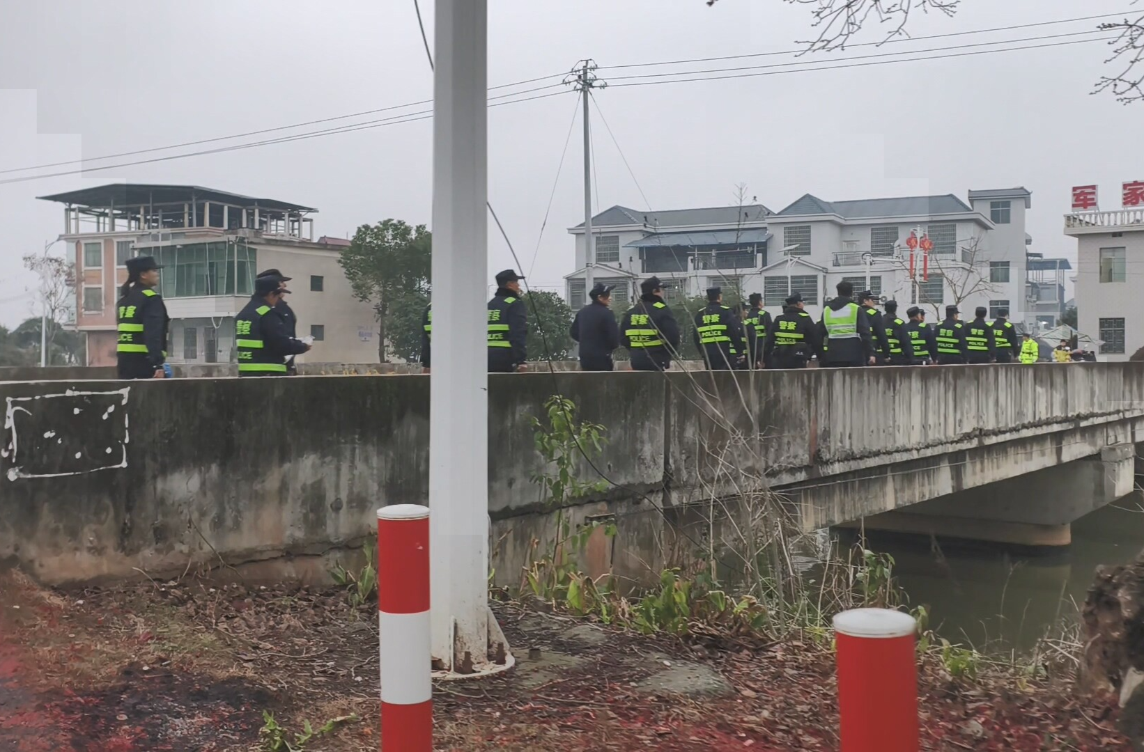 我们的节日·元宵|龙灯舞动千年韵  警民共绘平安图