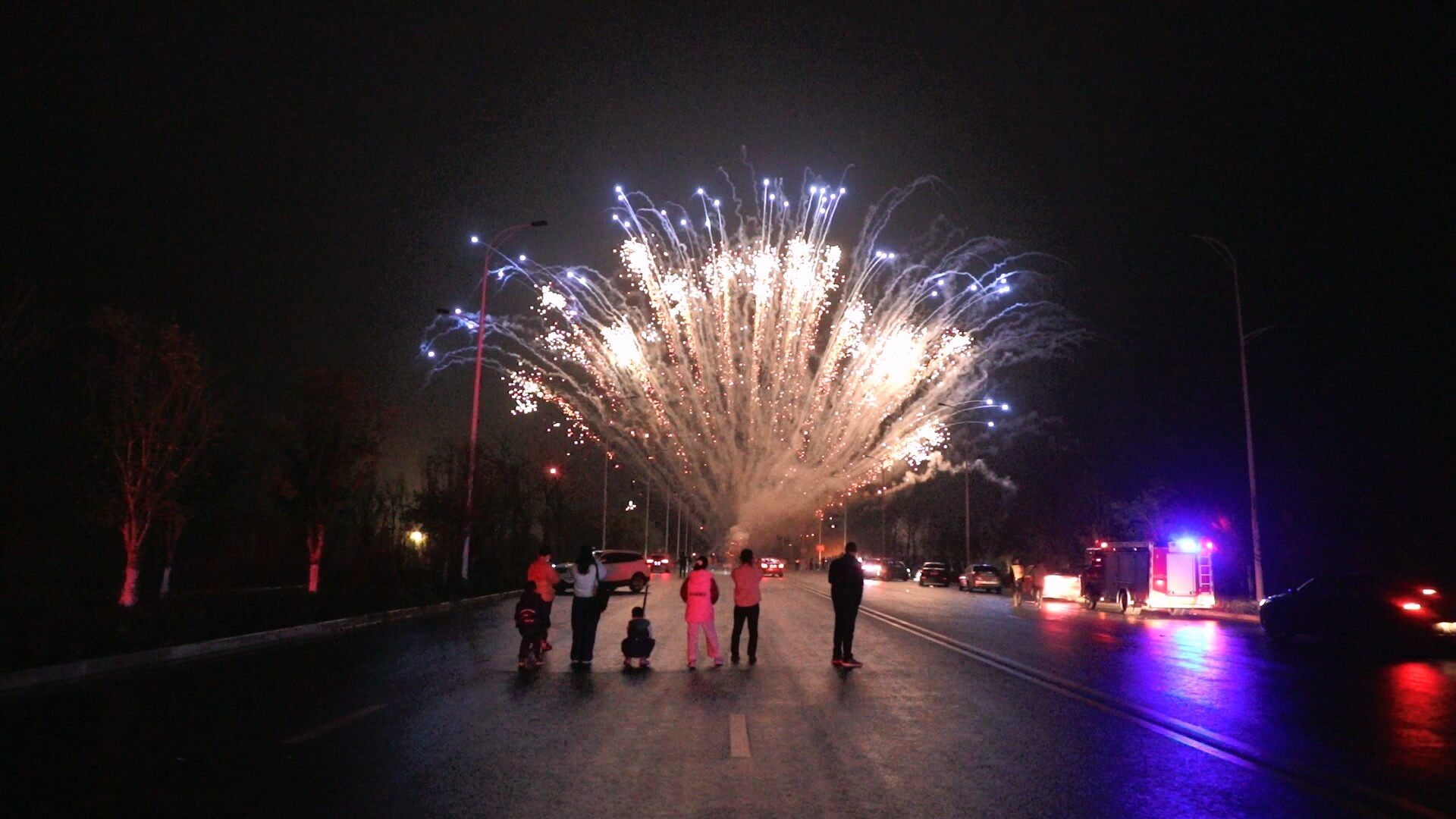 我们的节日·元宵|长鹿燃放点烟火璀璨秩序井然