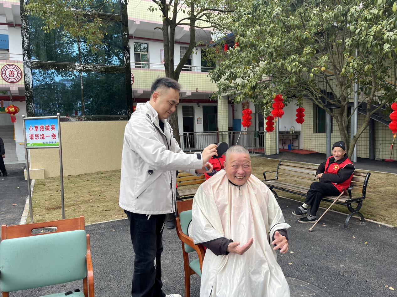 新时代 新雷锋｜永兴县便江街道：雷锋精神传温情 敬老爱老义剪行