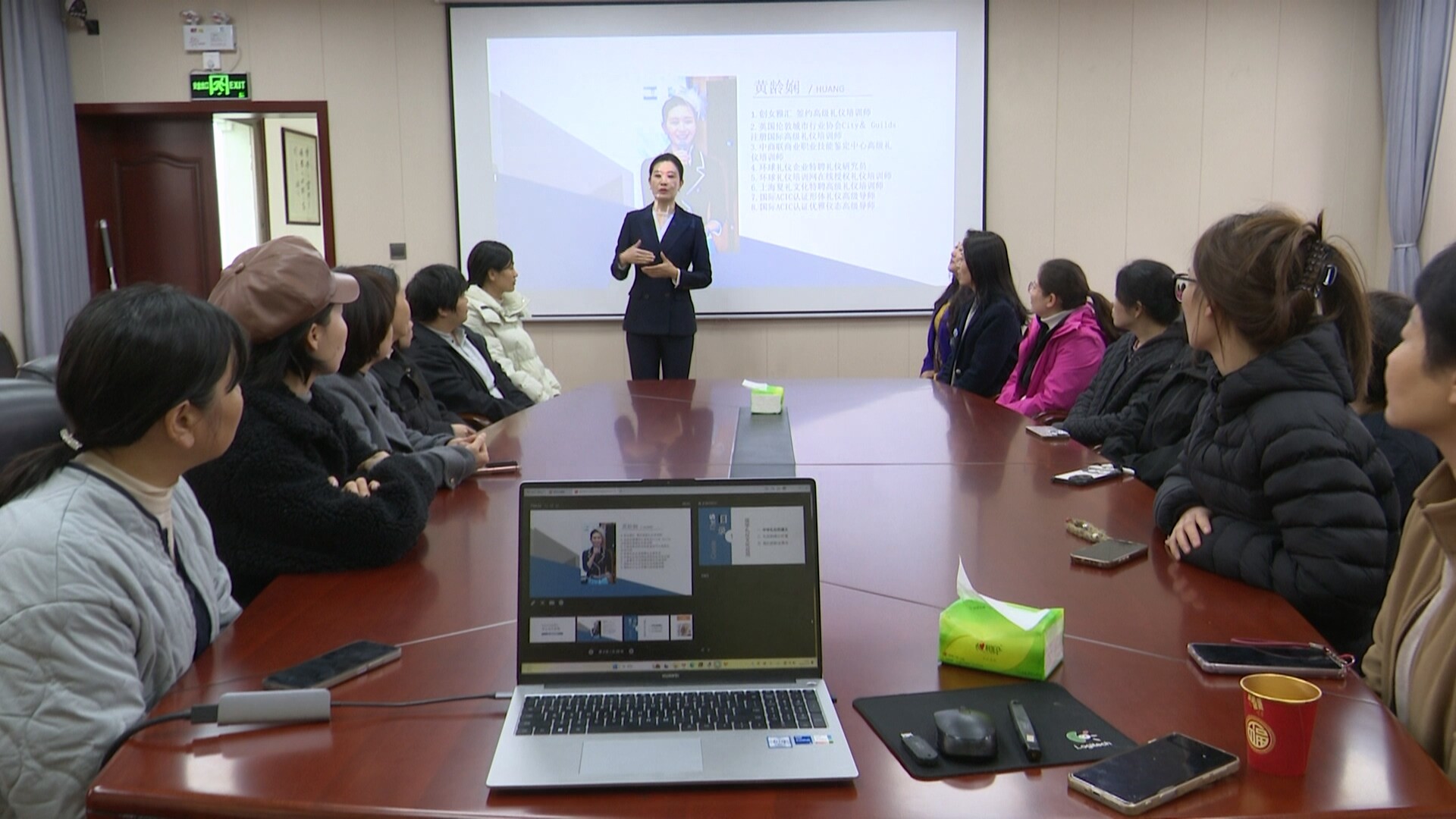 永兴县融媒体中心举办女职工形体与商务礼仪培训