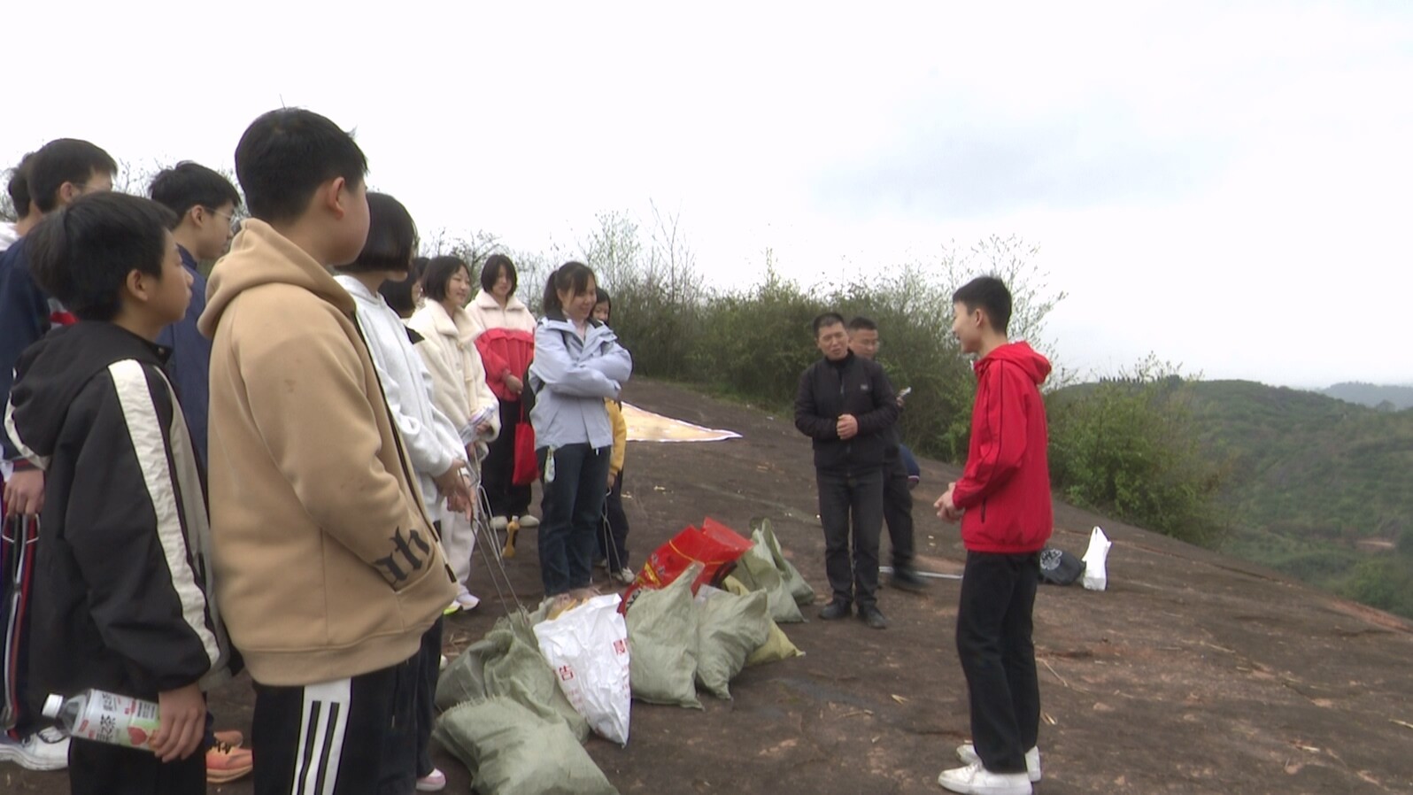 新时代新雷锋|永兴县开展“银都青少年·净美宝塔山”学雷锋环保志愿实践活动