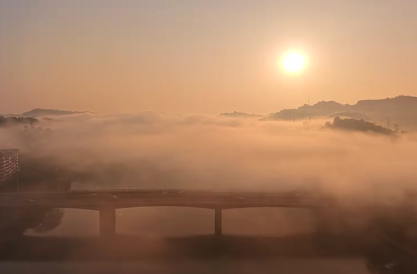 湖南郴州永兴：便江晨雾笼碧水 暖阳斜映入画来