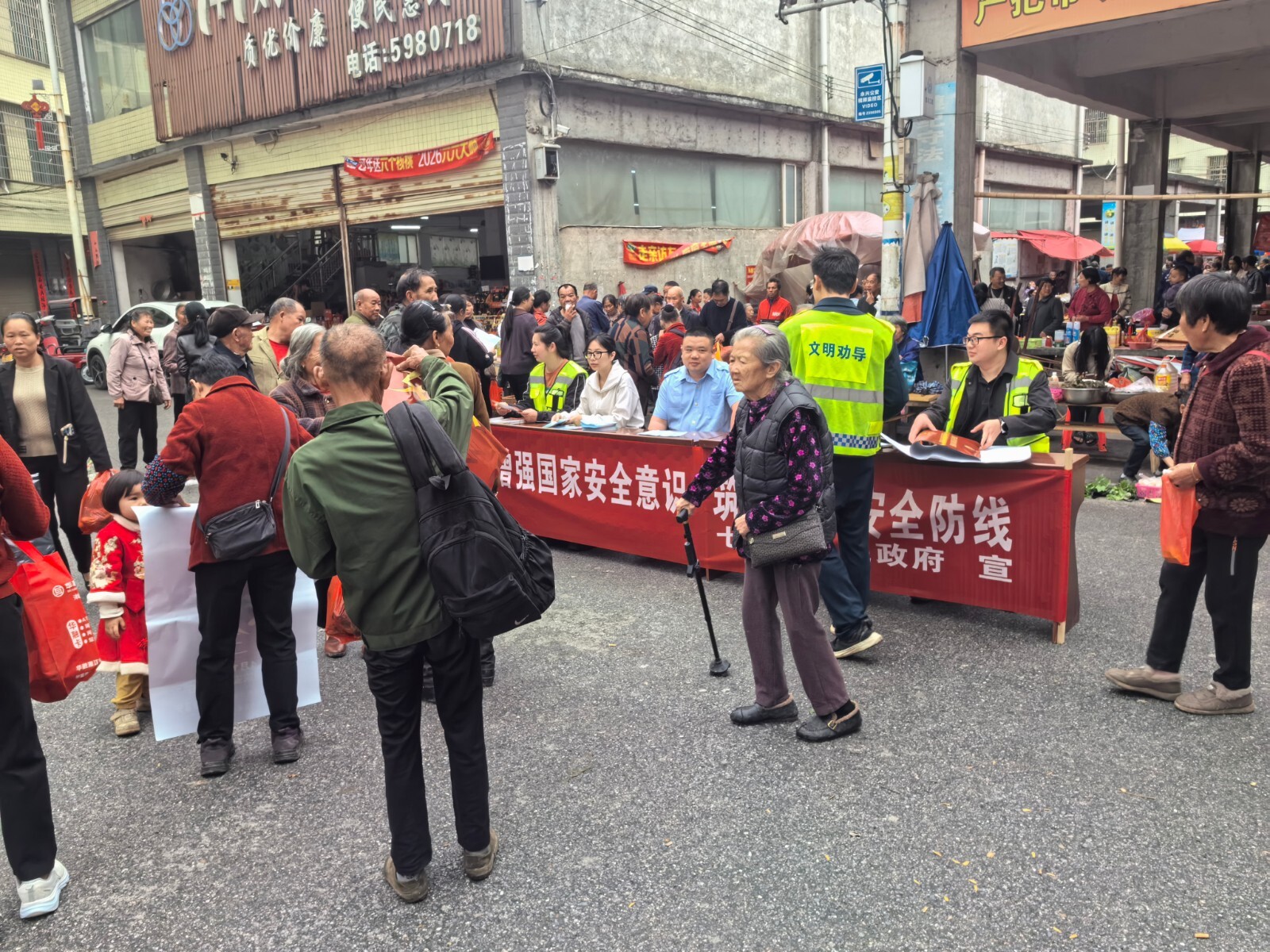 筑牢安全屏障 共建和谐家园——永兴县七甲乡携手司法所开展国家安全、常态化扫黑除恶及禁毒集中宣传活动