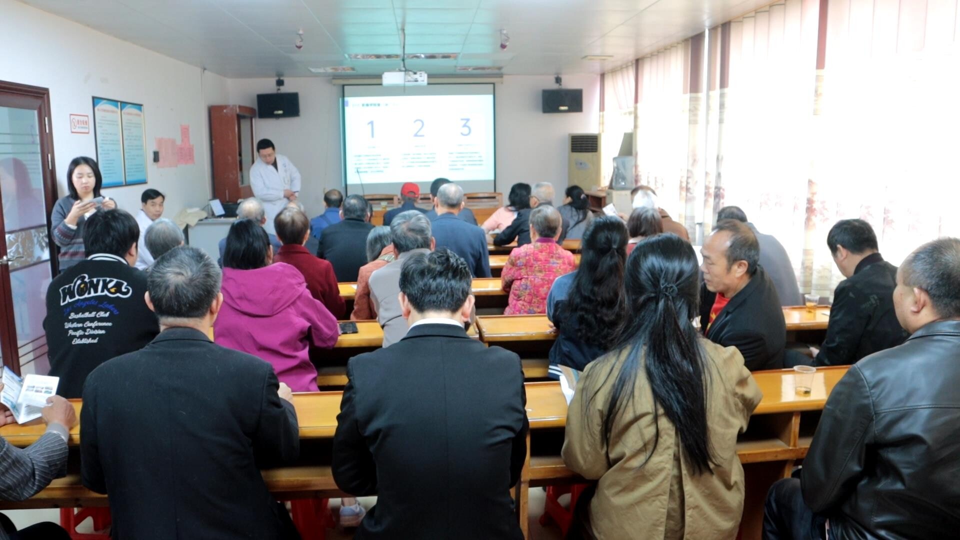 永兴县人民医院：健康服务进社区 义诊讲座暖民心