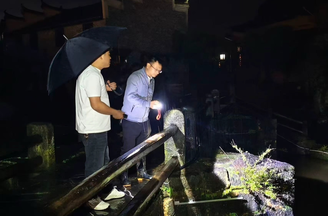 永兴县高亭司镇：镇村干部风雨一线守护群众安全