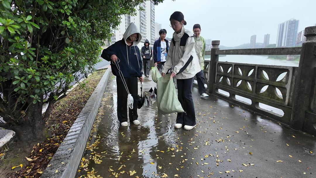 永兴：春假首日巡河净滩 共筑环保新风尚