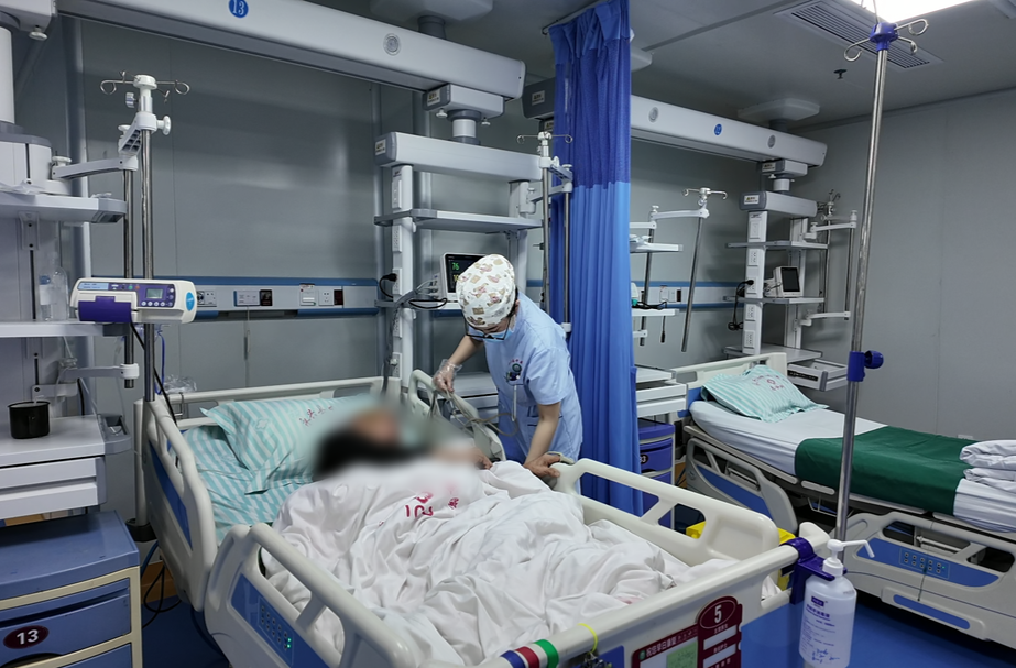 曹文娜：坚守ICU 生死防线  以仁心守护生命尊严