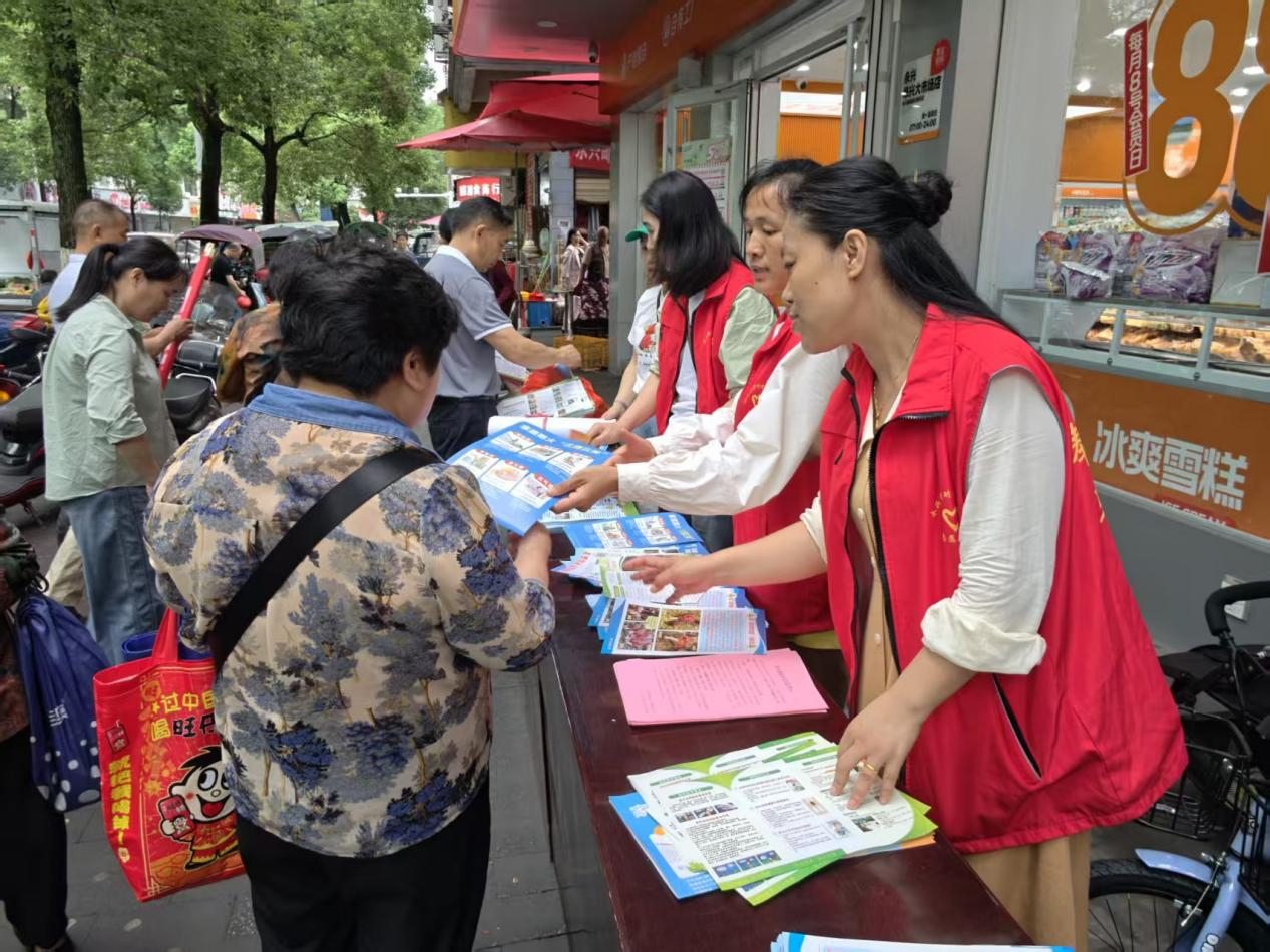 永兴县便江街道坳头上社区：安全宣传进商圈 织密防灾减灾与食安“防护网”