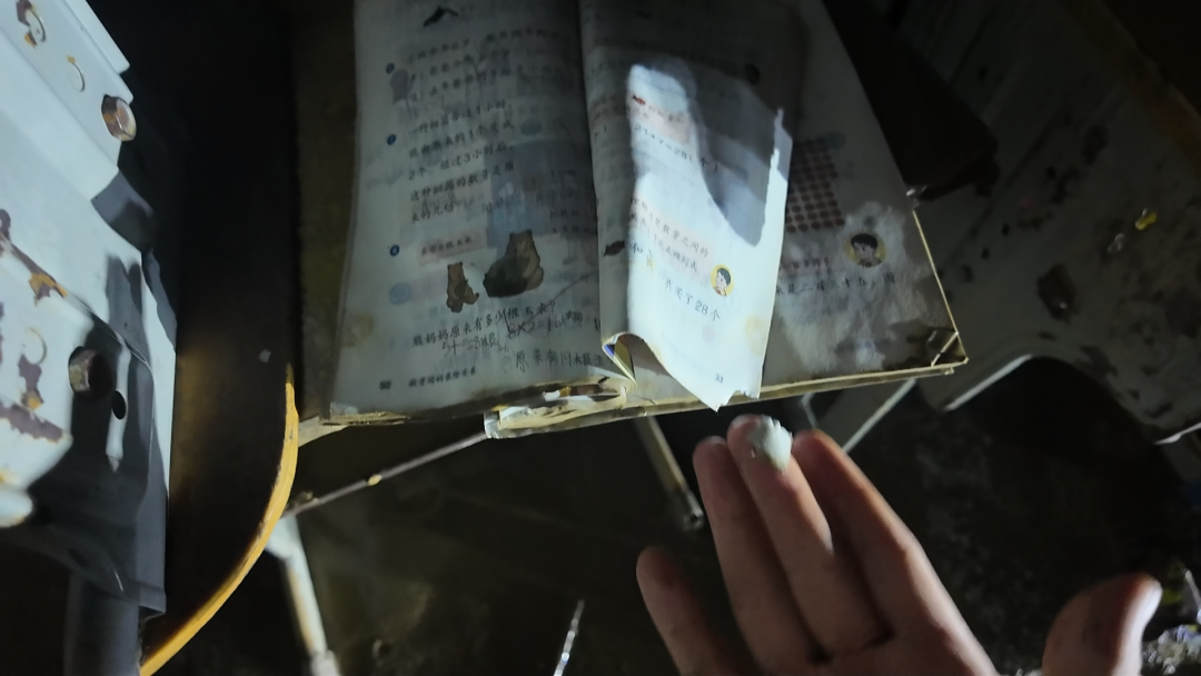 经视新闻记者手记丨课桌里还在滴水的课本——洪水退去，记者在学校看到了什么？
