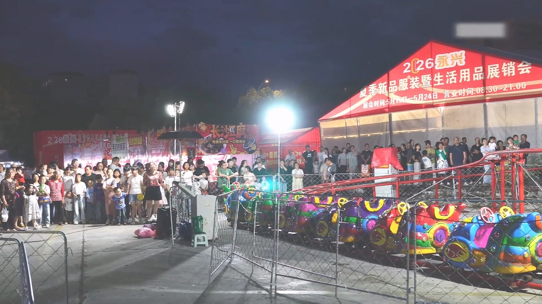 图片新闻：夏季展销会火热开市 购物观演乐享一