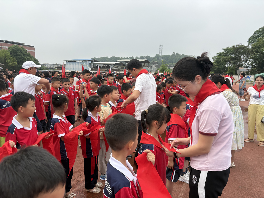 永兴县朝阳实验小学开展“高举队旗跟党走 做新时代好少年” 新队员入队仪式
