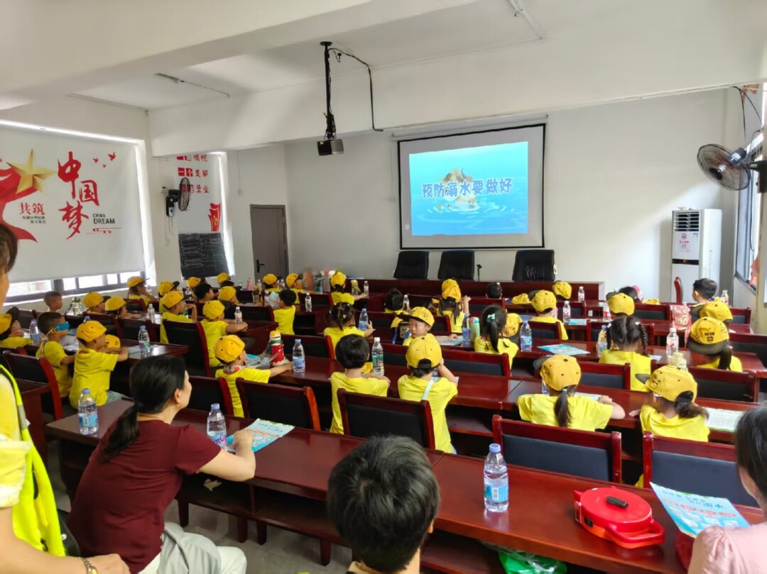 永兴县便江街道春苗幼儿园：开展“走进社区学知识，安全相伴乐成长”主题实践活动