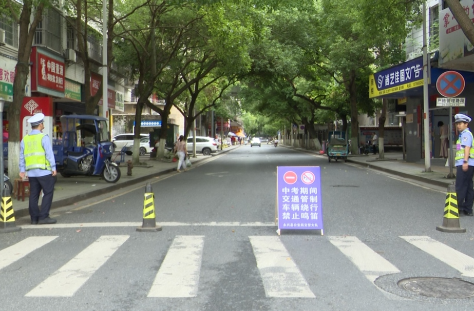 护航中考：公安民警全力护航中考学子逐梦路