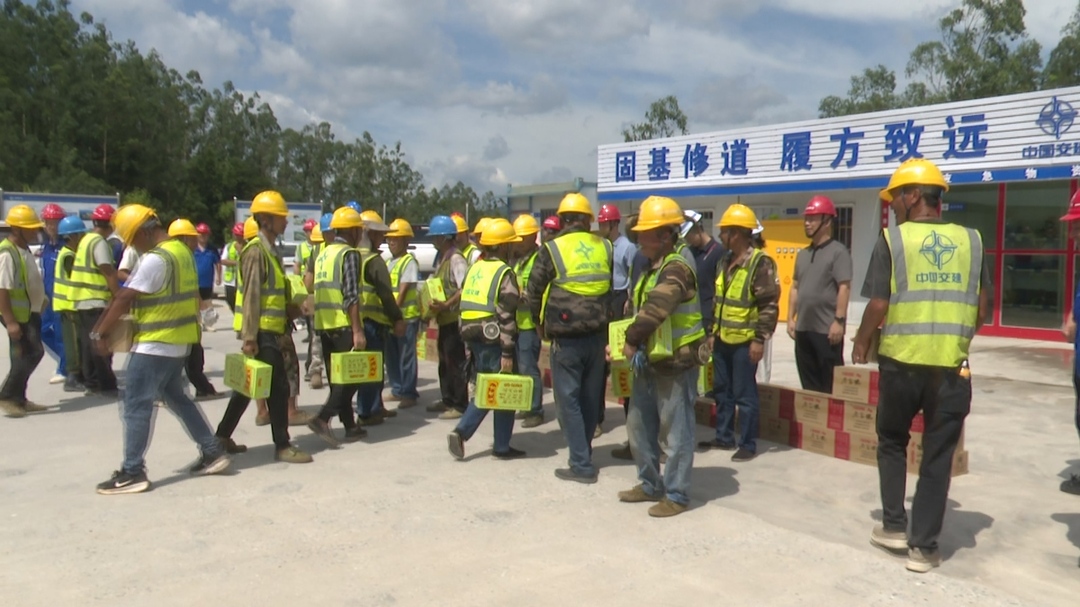 夏日送清凉：永兴县自来水公司慰问一线施工人员