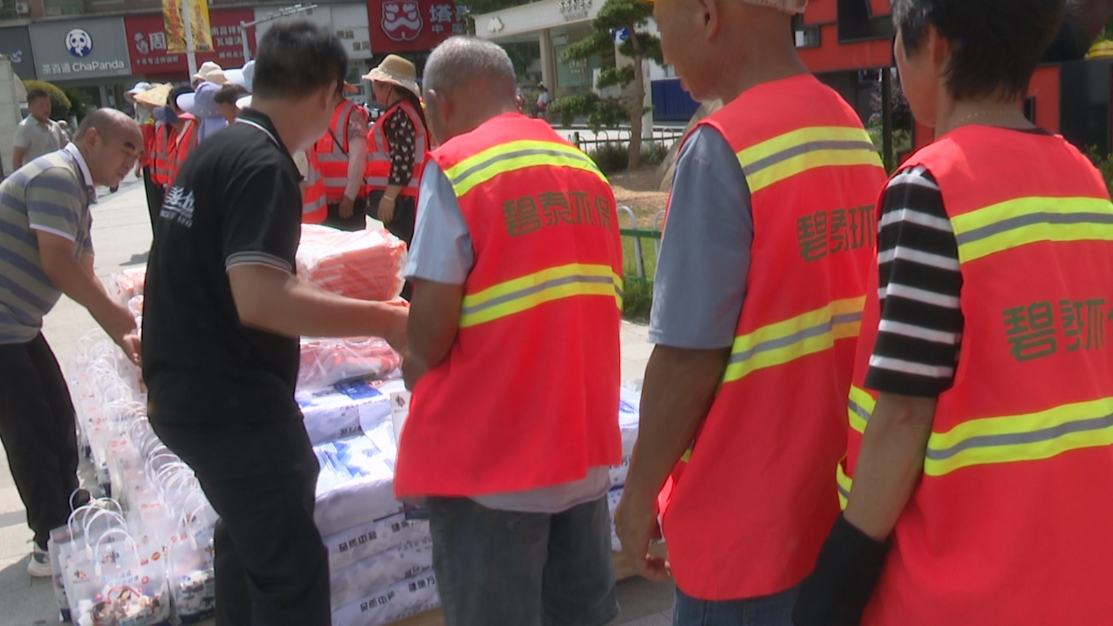 夏日送清凉：爱心企业慰问一线环卫工人