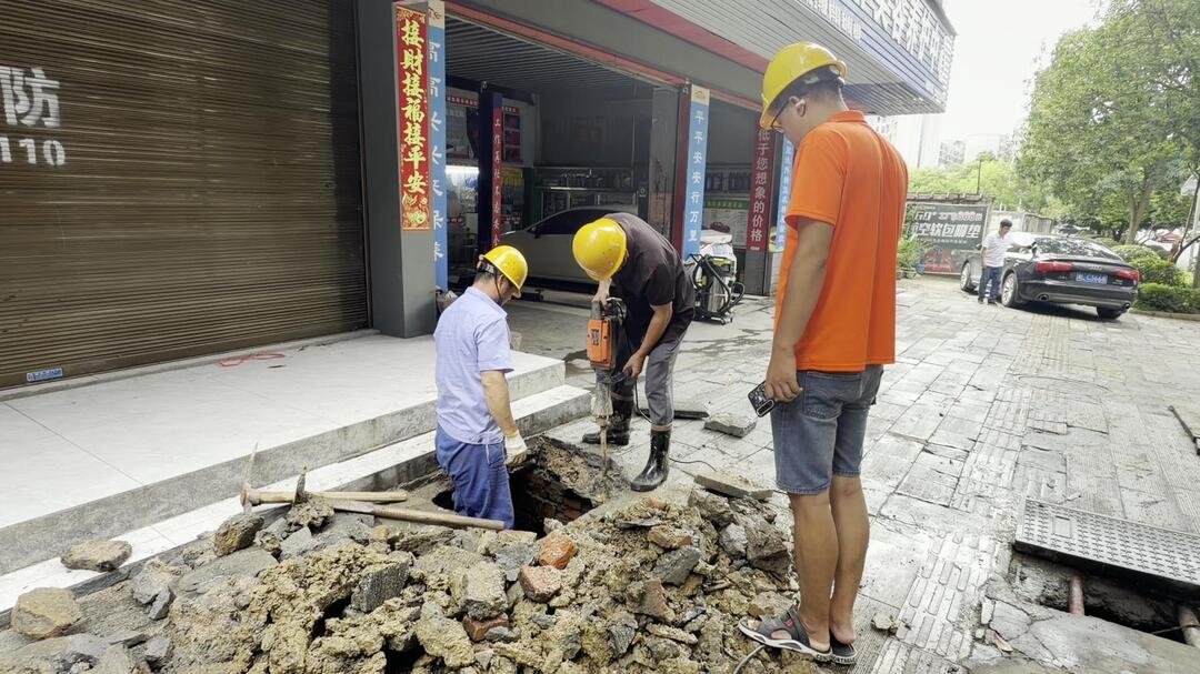 永兴：园丁路水管爆裂紧急抢修  暖心服务保障民生