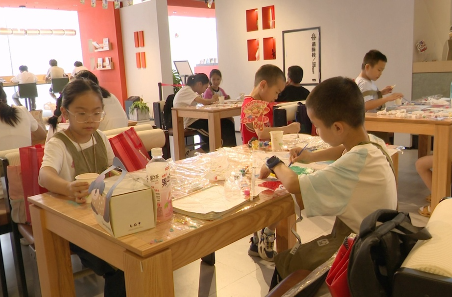 多彩暑期｜永兴：实体书店成为学生暑期静心充电、涵养书香的热门去处