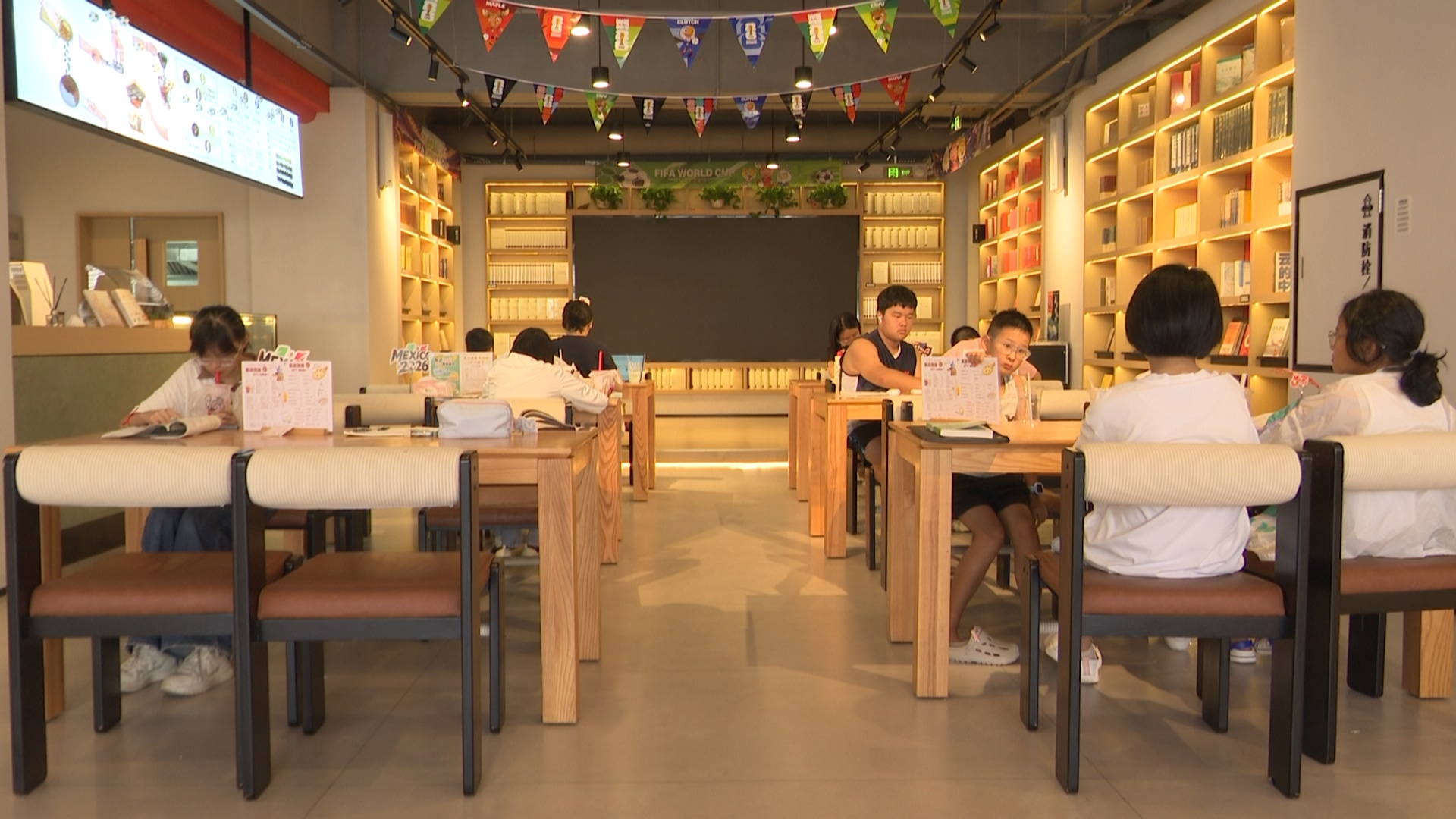 永兴：乐之书店人气旺 书香清凉度炎夏