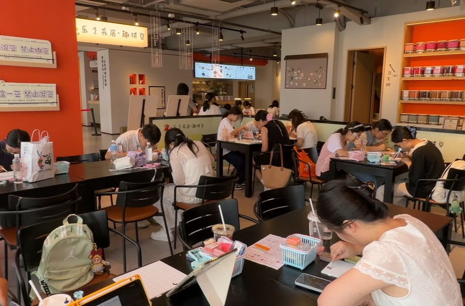 夜校焕新趣不停：团县委青年夜校邂逅手工浪漫新体验