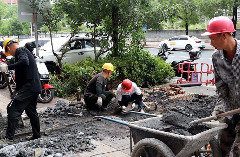 永兴：供水管道突发漏水 自来水公司紧急抢修