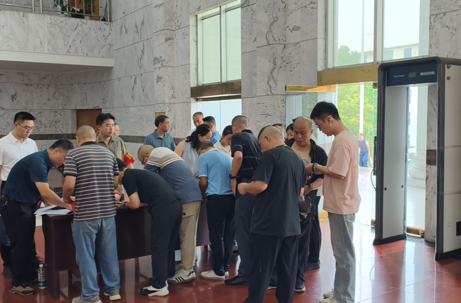 宾心华、王武文等领导参加全县人大代表换届选举投票