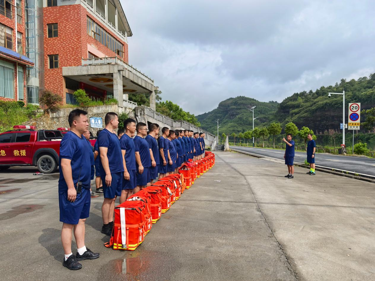 战高温、迎暴雨！永兴县应急机动大队淬炼灭火尖兵