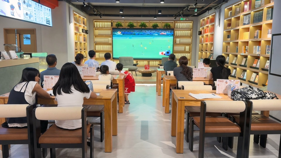 湘超郴州赛区：永兴乐之书店第二现场 球迷齐聚为家乡球队呐喊助威