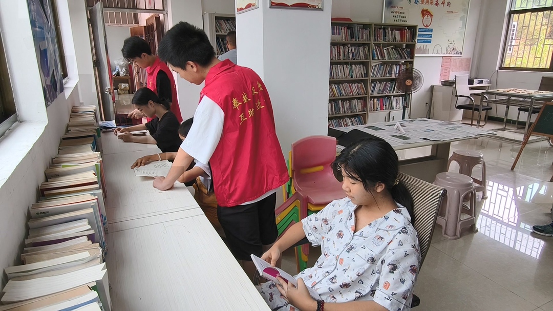 护航开学季|黄泥镇板冲村：返乡大学生开设公益课堂 护航乡童奔赴开学新篇