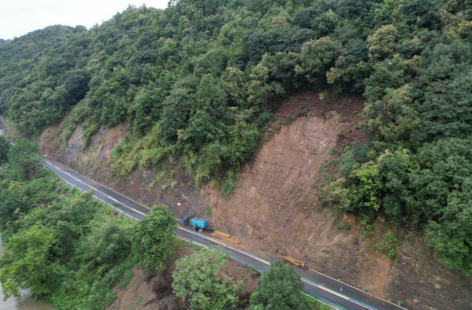 永兴：铜西公路边坡挂网施工提质 筑牢道路交通安全防线