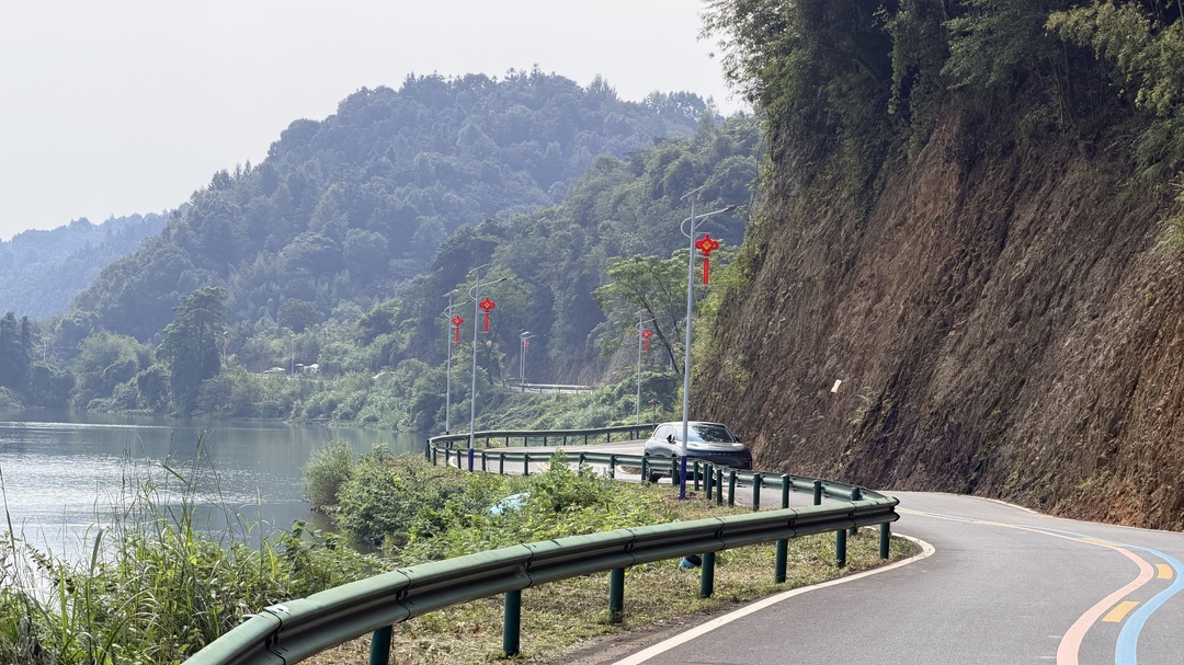 永兴县公路养护中心：亮化道路生态底色 点亮乡村和美夜色