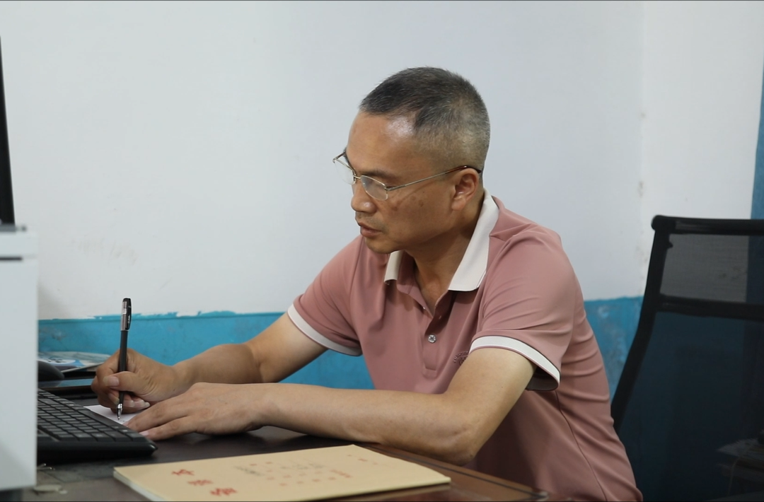 我们身边的好老师|曹友飞：精心育桃李 坚守暖乡土