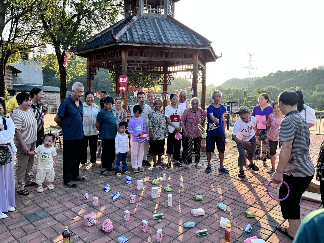 月满中秋迎国庆 政策宣讲惠民生——永兴县龙形市乡刘家村双节同庆游园活动热闹举行