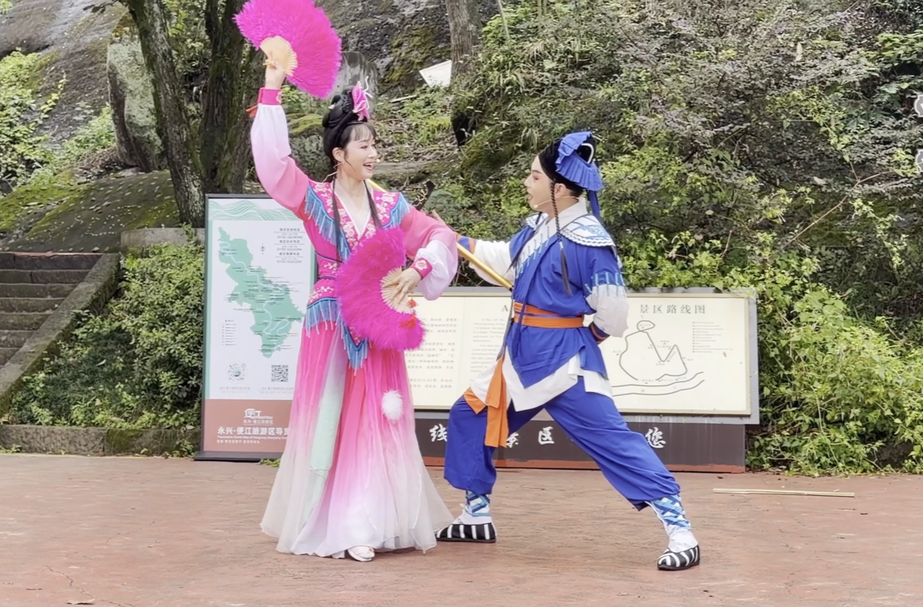 欢度国庆|非遗花鼓进景区  戏曲雅韵醉游人