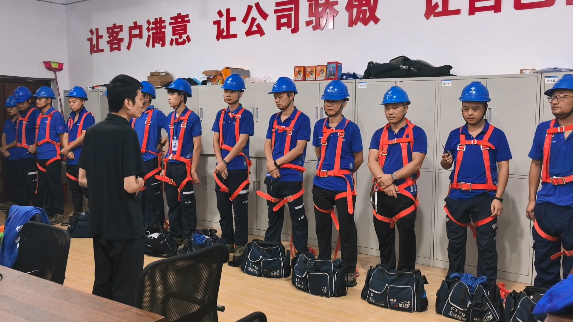 国庆我在岗|通信工作者：双节服务“不打烊”  用心践诺守护民生