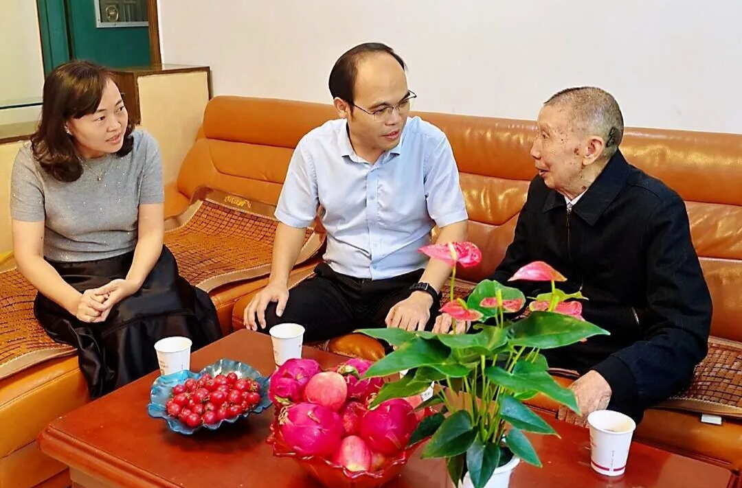 王武文走访慰问百岁老人