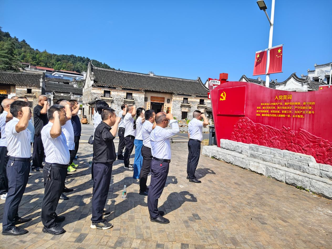追寻红色足迹 淬炼坚强党性 县委党校2026年科干四班赴油麻镇下青村开展党性教育现场教学