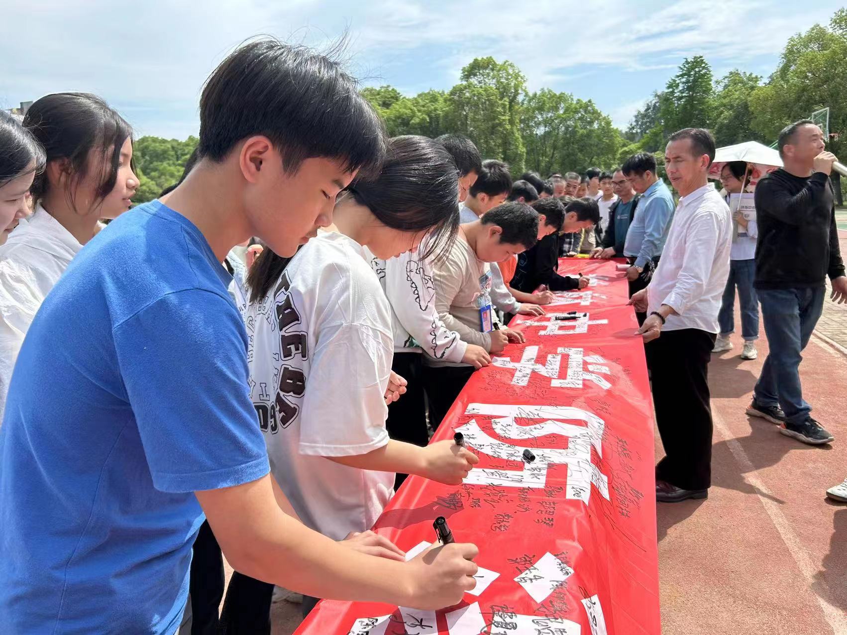 防溺水我们在行动｜永兴县柏林镇中心学校开展防溺水签名宣誓活动