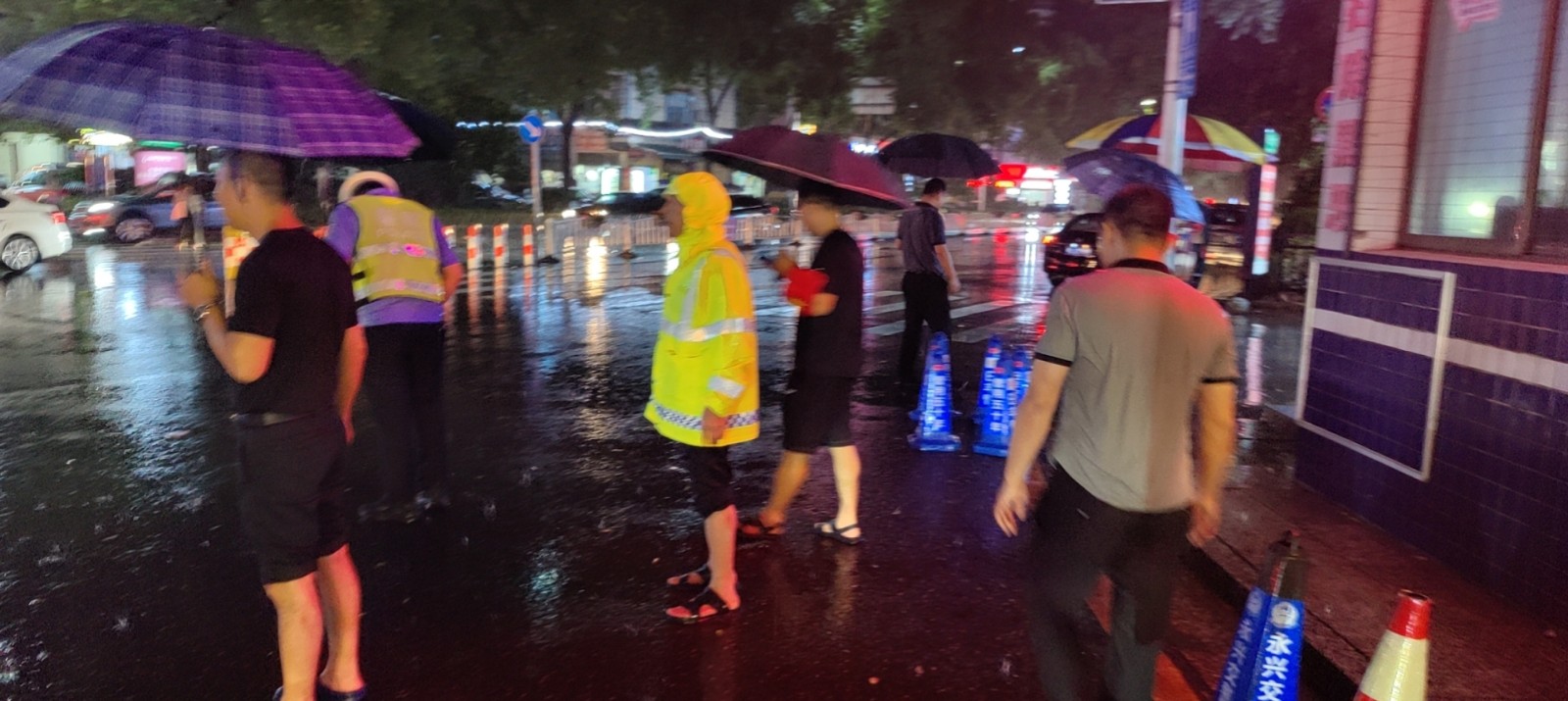 永兴县便江街道：暴雨中合力守护群众生命财产安全