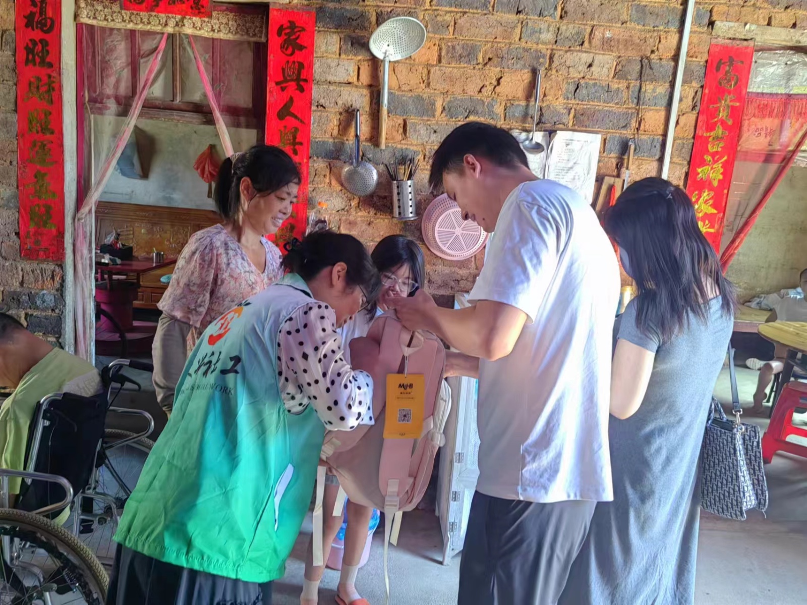 永兴县柏林镇：社工关爱行动 书包传递温暖
