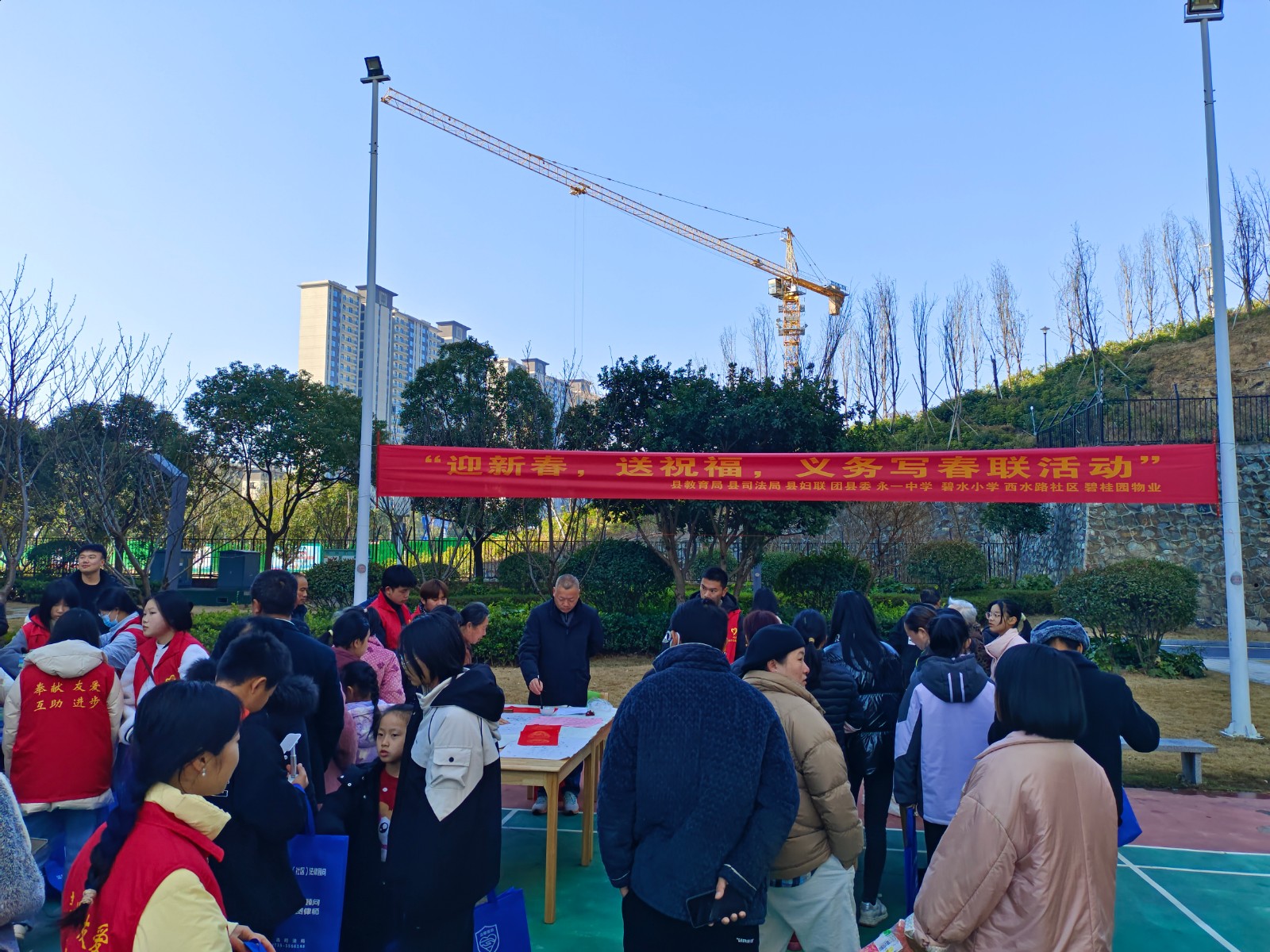 永兴县便江街道：社区送春联，墨香暖人心