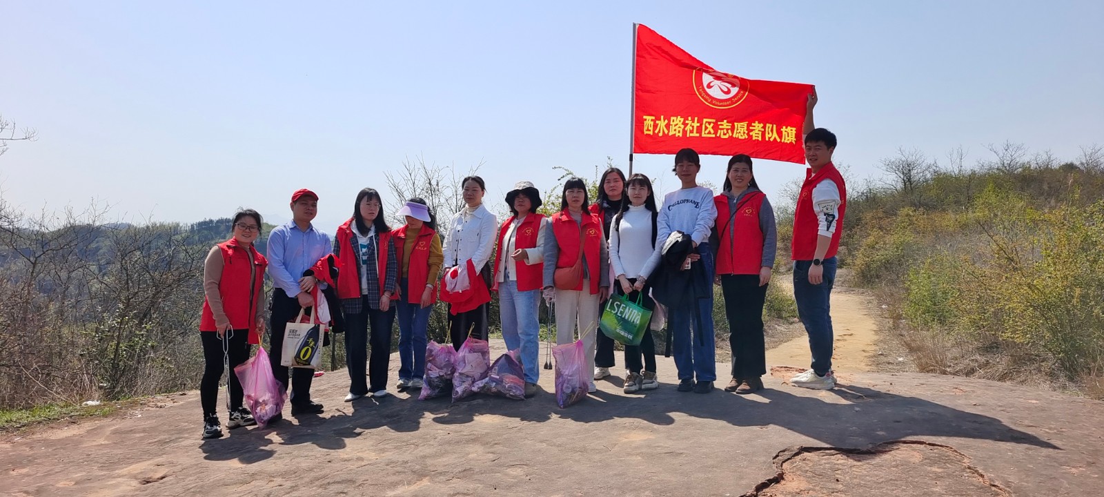 永兴县便江街道开组织志愿者“净山护绿”  践行雷锋精神