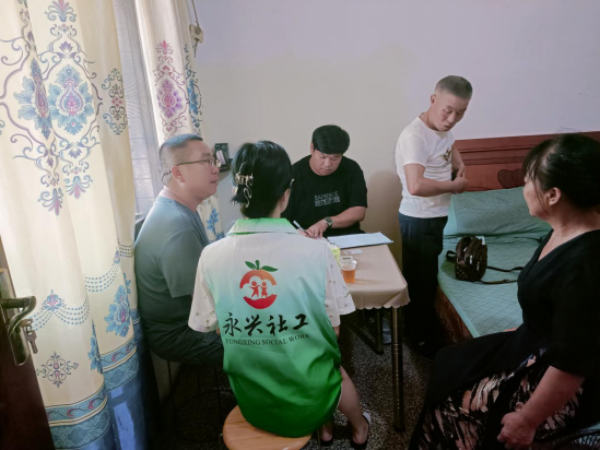 永興縣龍形市鄉(xiāng)民政社工開(kāi)展“入戶關(guān)懷 情暖特困”關(guān)愛(ài)走訪活動(dòng)