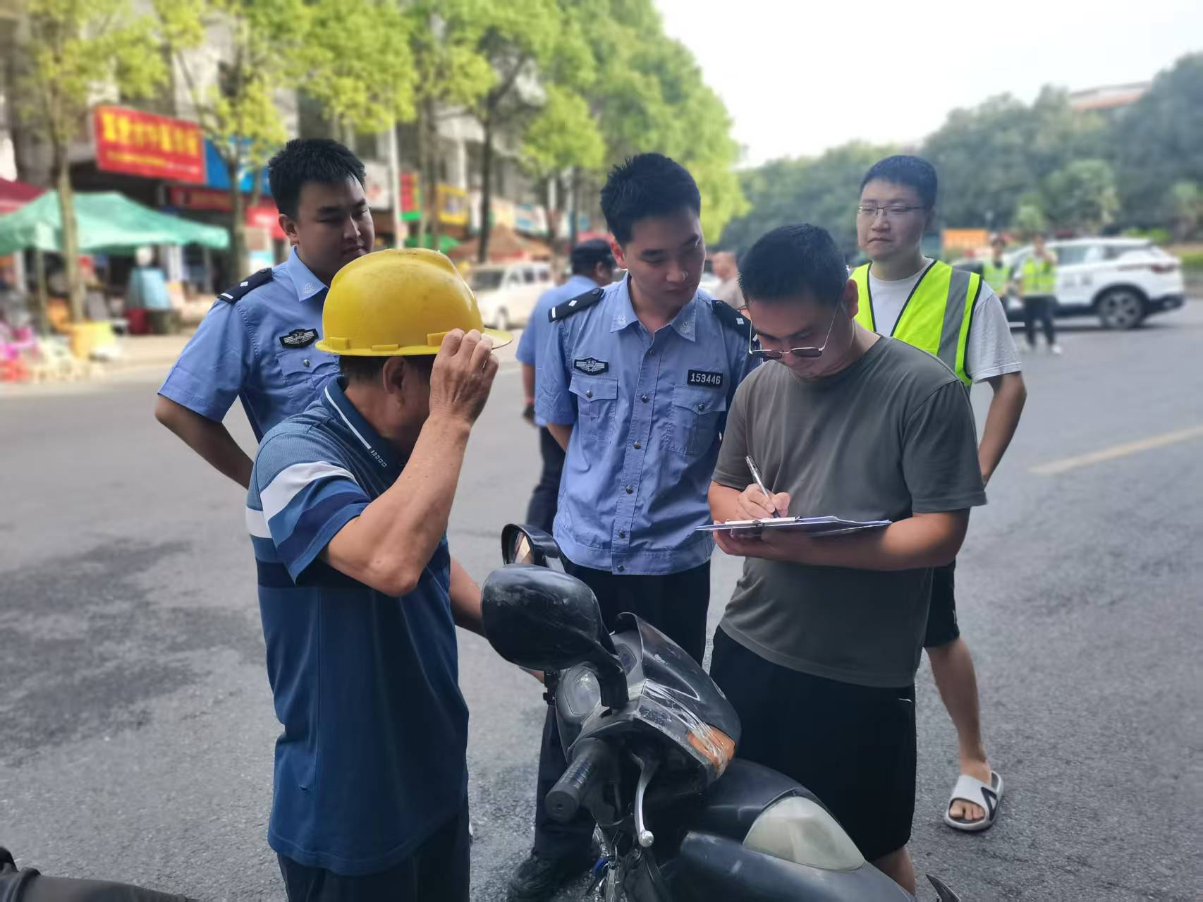 永兴县鲤鱼塘镇开展交通整治联合执法行动