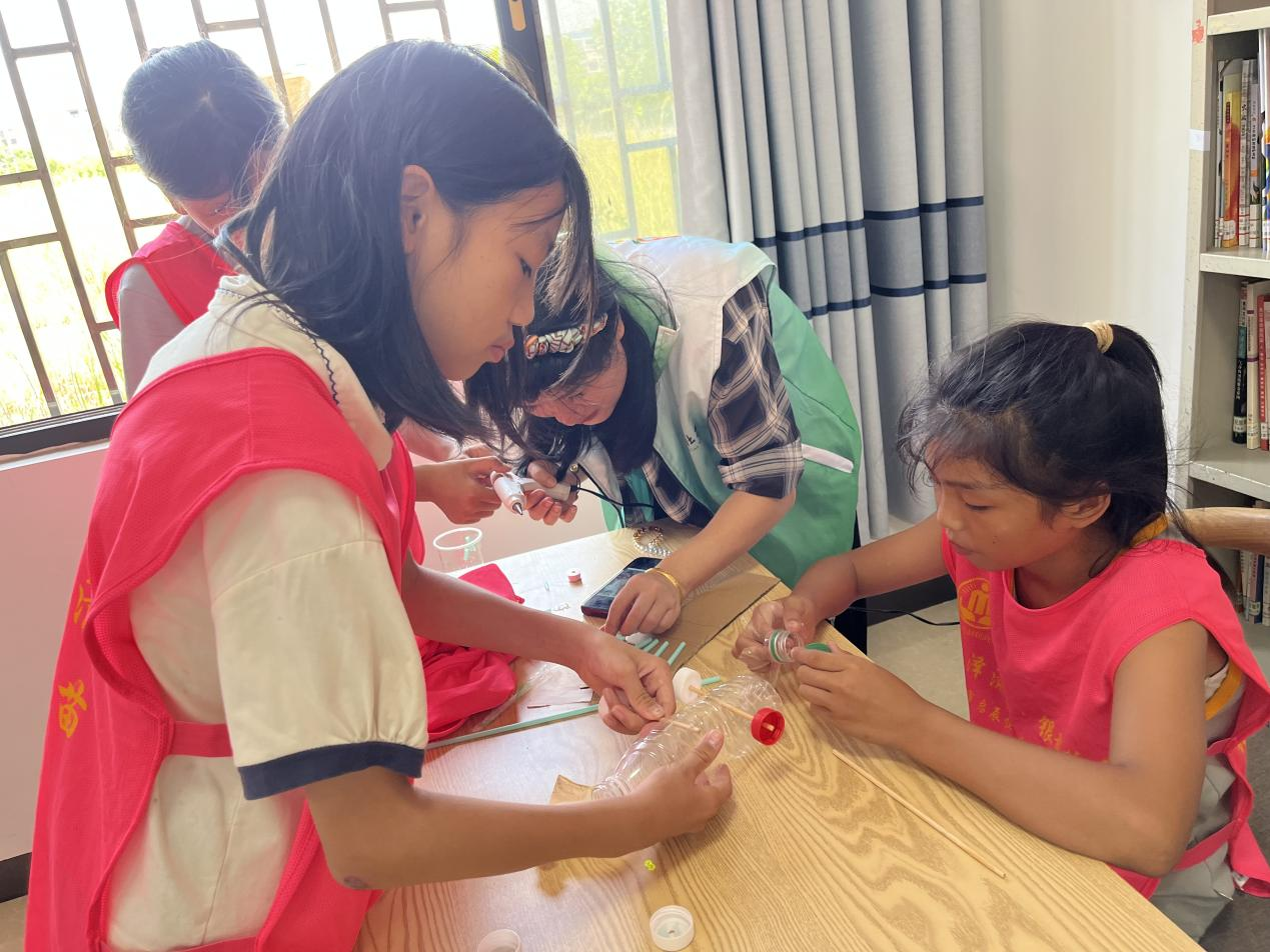 永兴县塘门村：孩童探秘风力发电 科技种子播心间