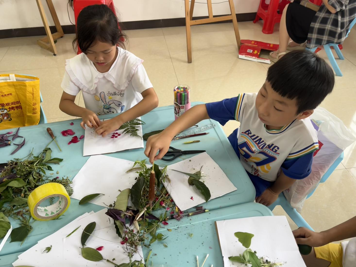 文明实践我行动|永兴塘门村：孩子们当起“自然密码破译师” 用花叶拼贴创意童年