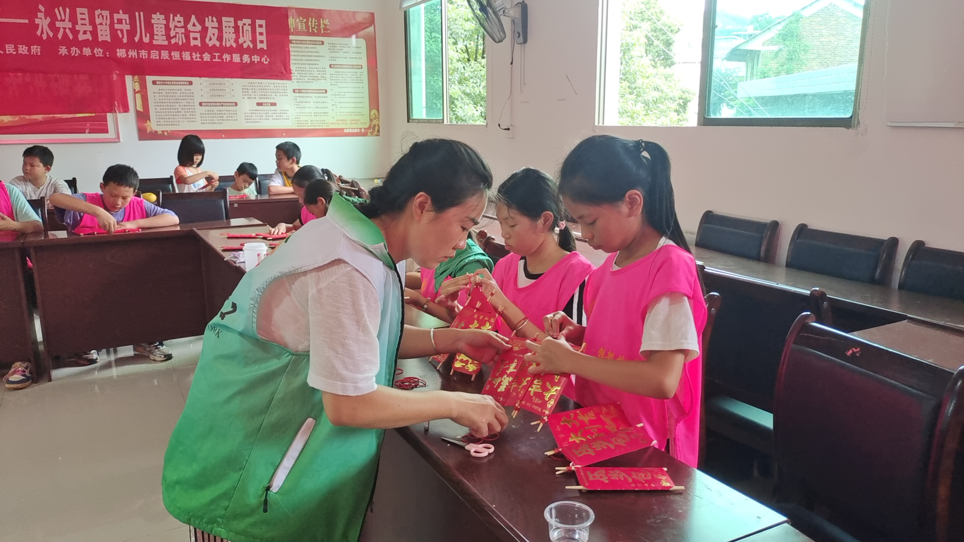 “童心绘暖，巧手制灯”——留守儿童绘画与手工活动