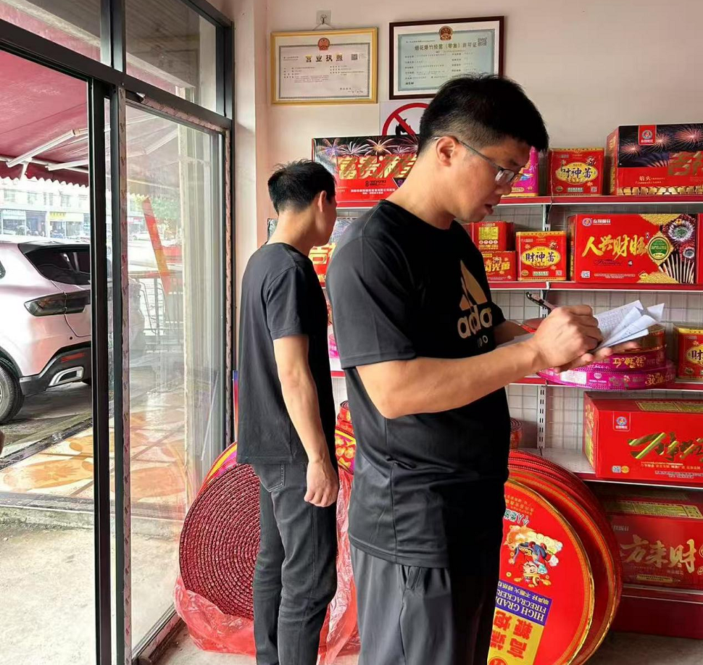 永兴县高亭司镇：开展烟花爆竹零售店专项巡查 筑牢安全“防护网”