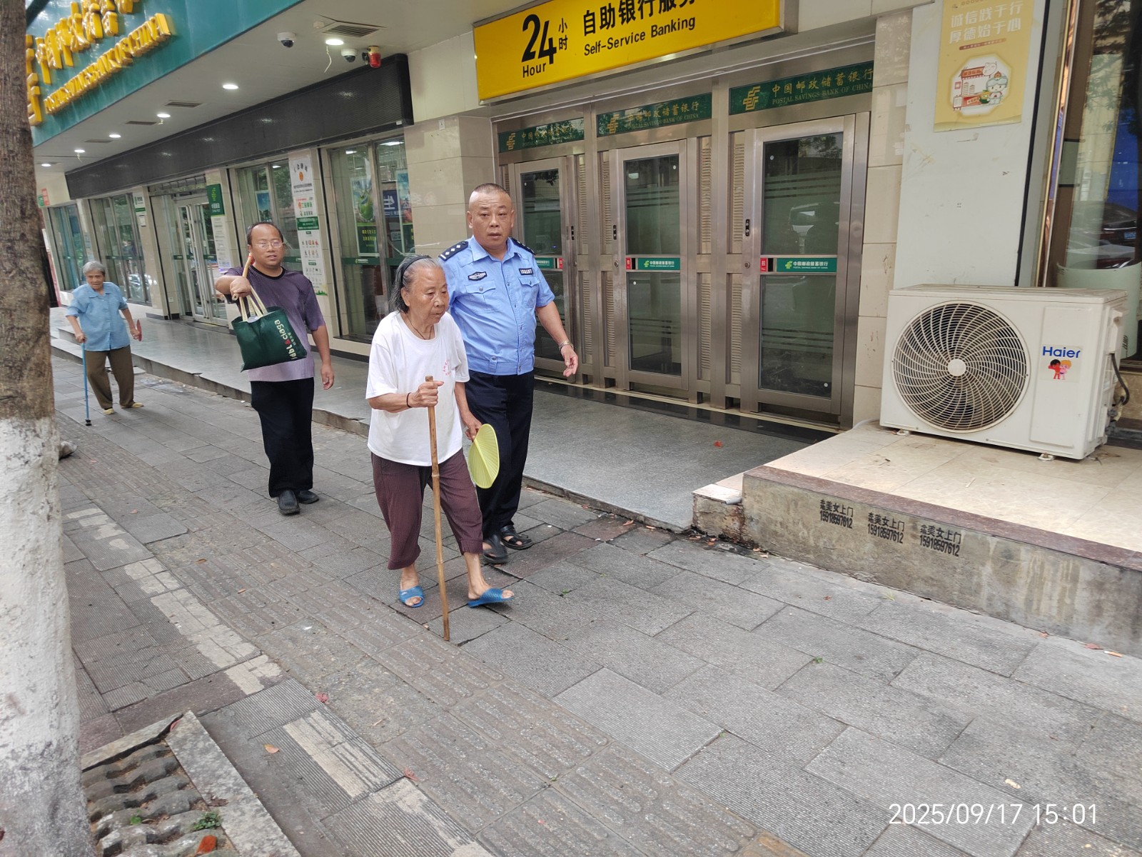 暖心护送！永兴便江街道坳头上社区干部和民警助八旬迷路老奶奶平安回家